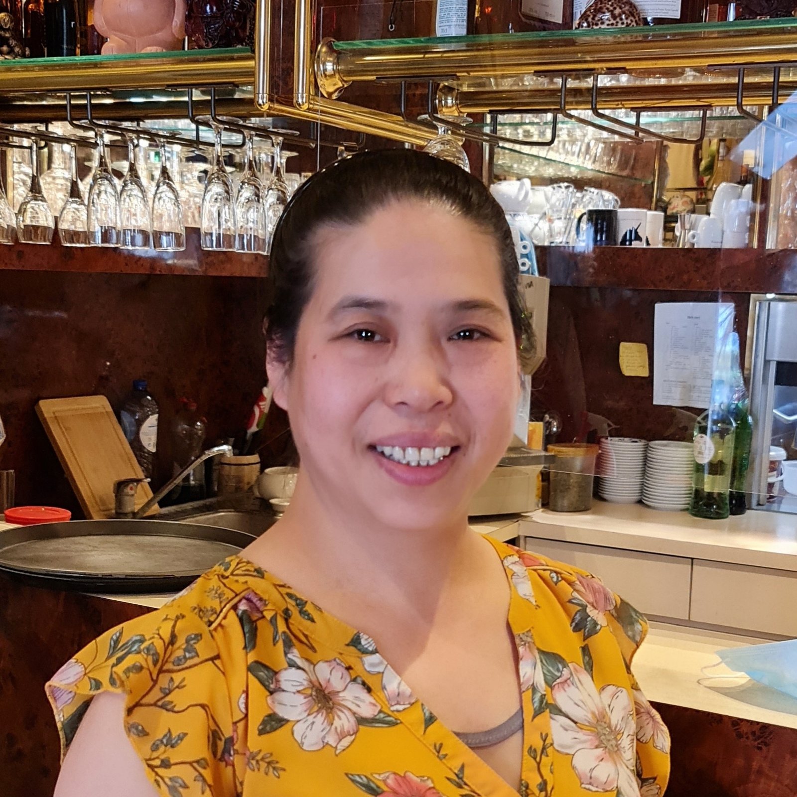 Fang Fang, restaurateur, maître d' en hostess